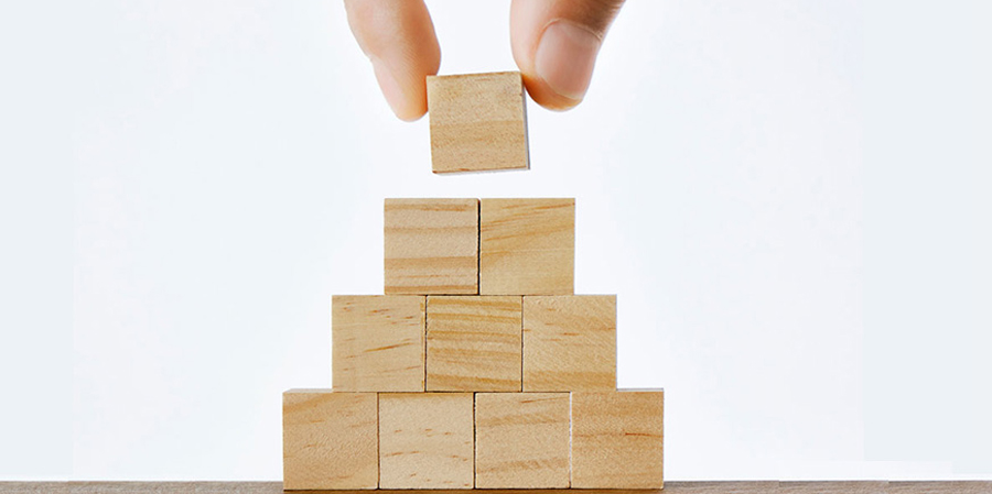 Falling Flat: Why Startups Need Hierarchical Structure